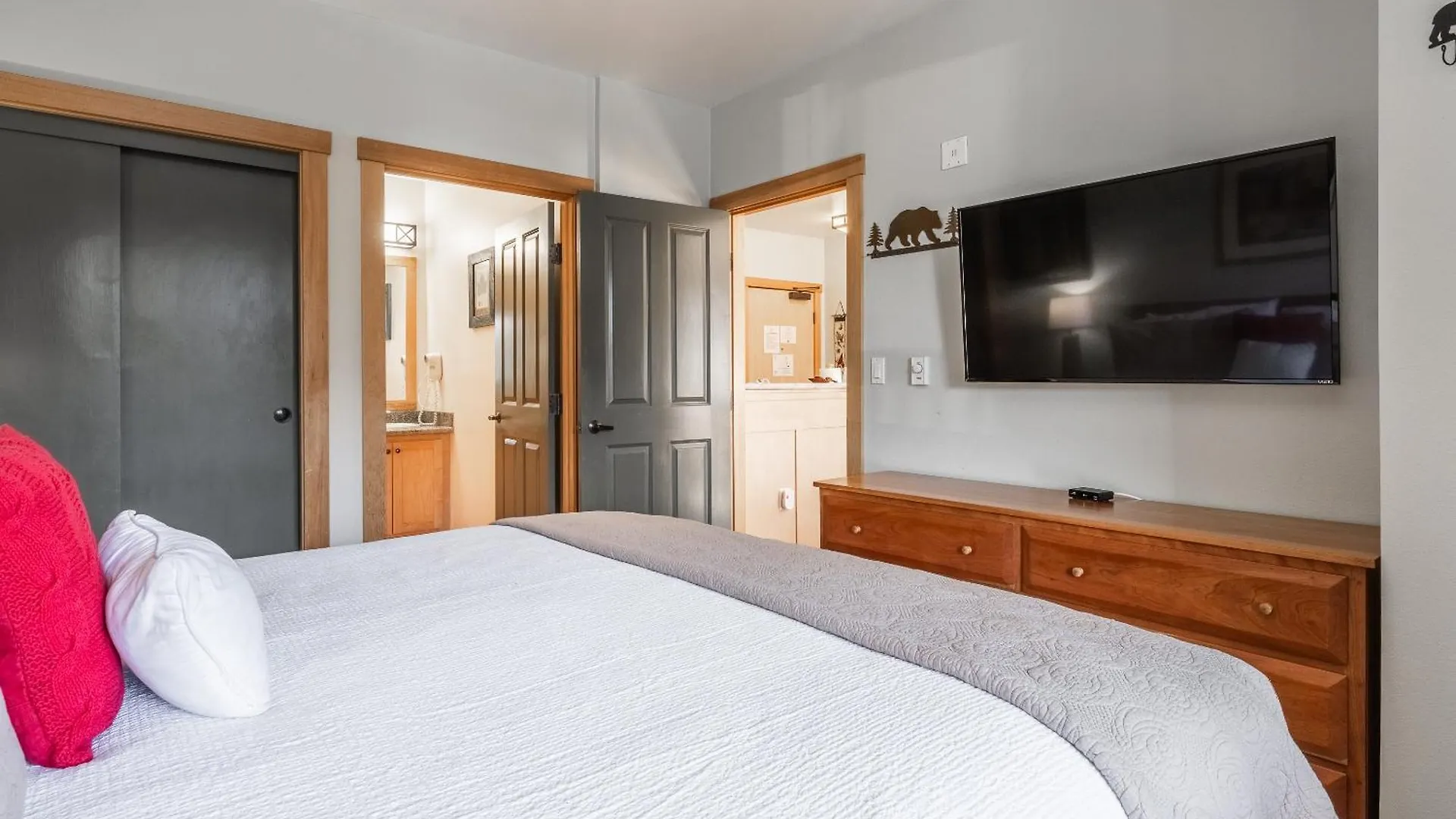 Juniper Springs Lodge #412 - Luxury Ski In Ski Out! 2 Bedroom 马姆莫斯湖 度假居