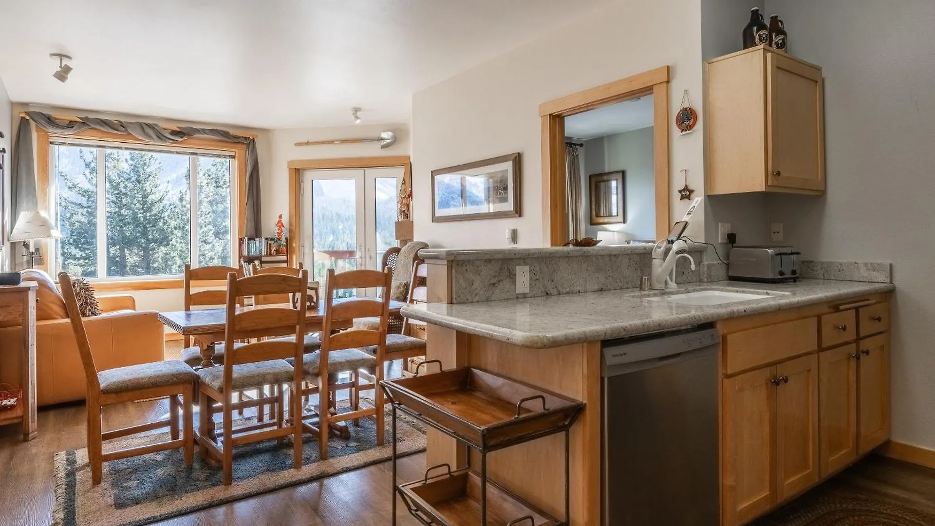 Juniper Springs Lodge #412 - Luxury Ski In Ski Out! 2 Bedroom 马姆莫斯湖